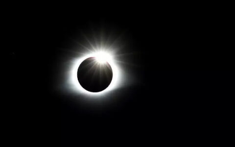 بين الرهبة والتعجّب.. كيف تنظر الأديان للكسوف الشمسي عبر التاريخ؟
