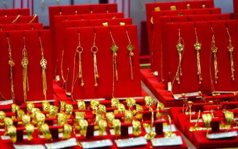 توقعات بازدياد الإقبال على شراء الذهب.. كيف سيتأثر سعر الأونصة؟